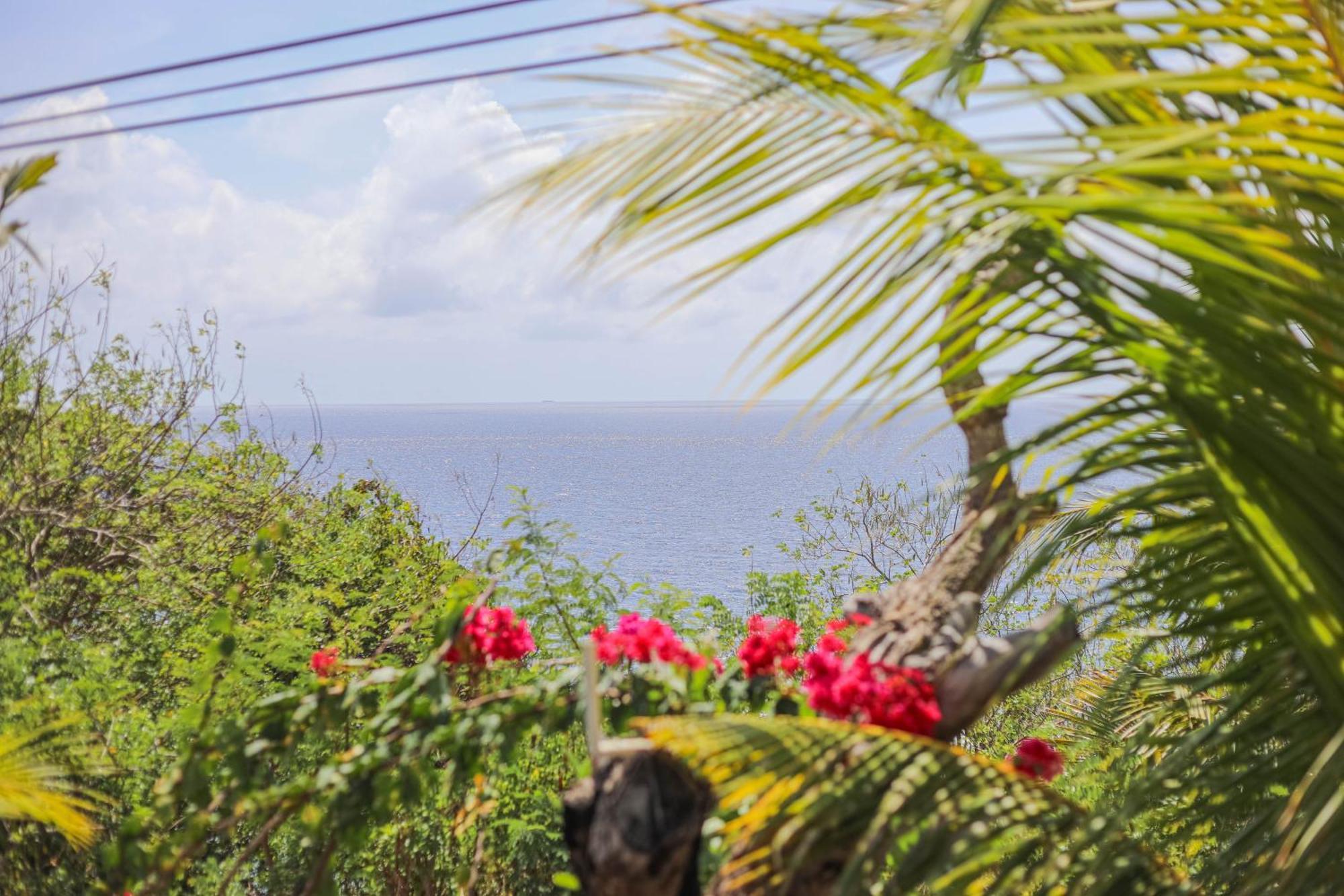 Manta Cottages With Sea View Batununggul Exterior photo